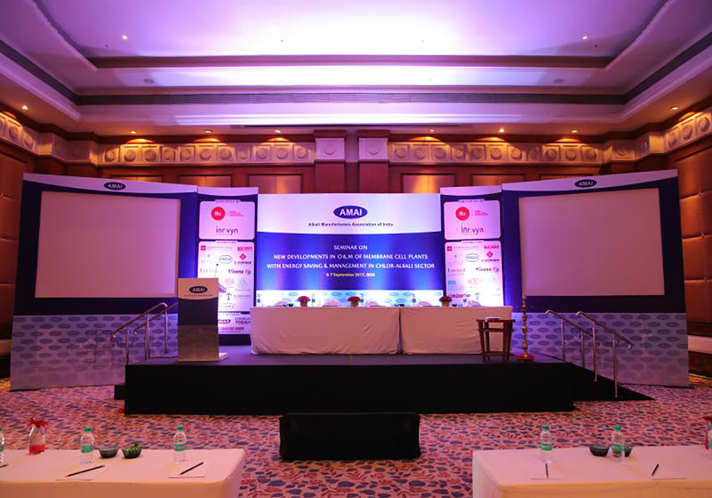 Conference Setup with Side Projector Screens