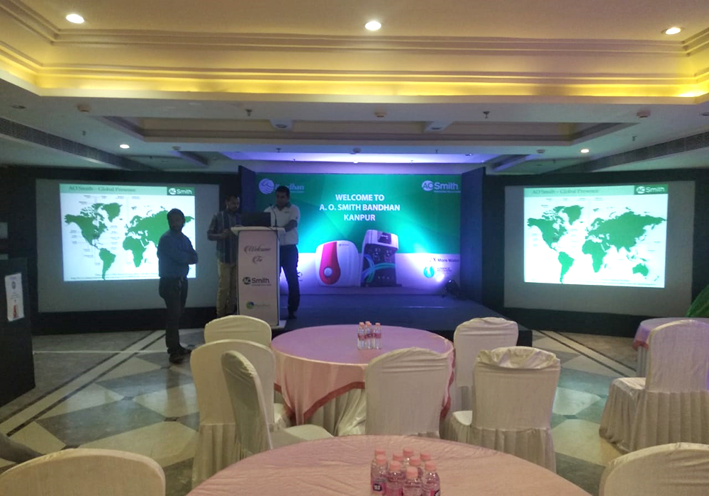 Conference Setup with Side Projector Screens