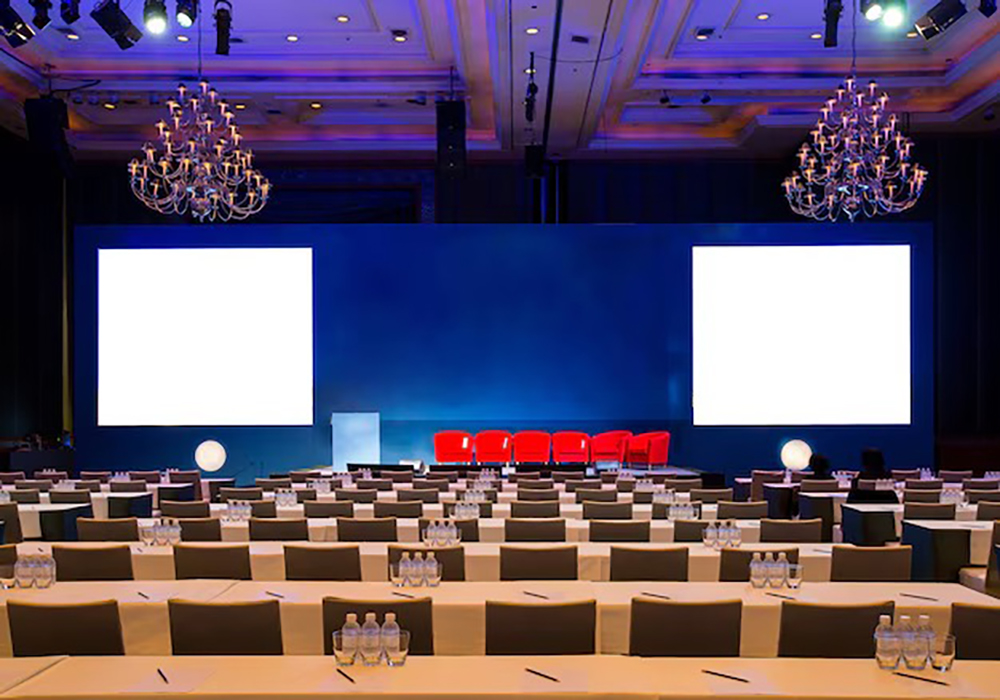 Conference Setup with Side Projector Screens