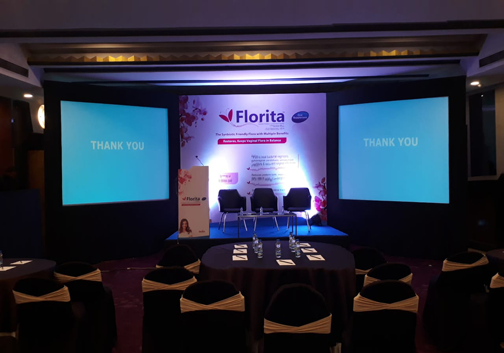 Conference Setup with Side Projector Screens